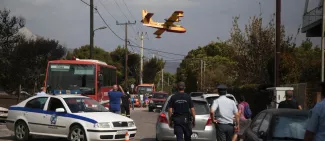 Incendies : comment la Grèce fait appel à la France ? Un Canadair survole Mati, localité à 30 kilomètres d'Athènes, le 24 juillet 2018. © Nikos Libertas / SOOC/ Nikos Libertas