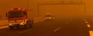 Au moins 50 victimes dans une Grèce ravagée par les flammes Véhicules des pompiers à Kineta, 23 juillet 2018. © ANGELOS TZORTZINIS/AFP