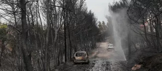 En Grèce, l'heure est au deuil et à la solidarité après les incendies mortels En Grèce, l'heure est au deuil et à la solidarité après les incendies mortels.
