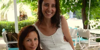 Deux jeunes Belges passent leurs vacances à secourir des sinistrés grecs Deux jeunes Belges passent leurs vacances à secourir des sinistrés grecs.