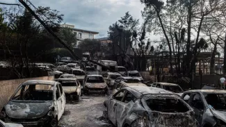 Incendies en Grèce: le bilan s'alourdit et passe à 88 morts Photographie prise le 24 juillet 2018 de voitures brûlées lors d'un incendie dévastateur à Mati en Grèce.