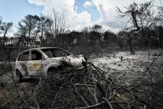 Grèce : le bilan des feux s’alourdit à 88 morts Restes d'une voiture calcinée à Mati en Grèce, le 27 juillet 2018