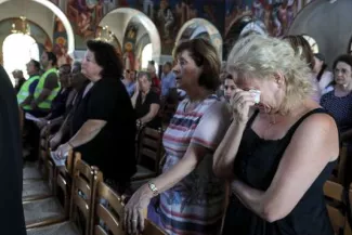 Le 29 juillet, les enterrements se succèdent dans l'église orthodoxe du village grec de Mati, après les incendies qui ont causé la mort d'au moins 91 personnes.


