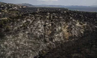 Incendies en Grèce : Athènes promet la destruction de 3.000 constructions illégales A la suite des incendies meutriers de Mati, notamment, le gouvernement grec a promis d'accélérer la destruction de plus de 3.000 constructions illégales dans la région d'Athènes. - AFP/SAVVAS KARMANIOLAS