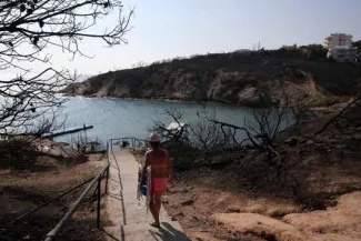 Après les incendies meurtriers en Grèce, le gouvernement lance une offensive contre les constructions illégales Après les incendies meurtriers en Grèce, le gouvernement lance une offensive contre les constructions illégales.