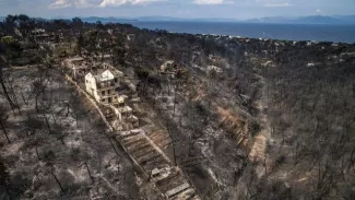 Grèce: après les feux, offensive annoncée contre les constructions illégales Vue aériennes des dégâts provoqués par les incendies près du village de Mati, en Grèce, le 24 juillet 2018.