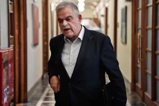Grèce : un ministre démissionne après les incendies meurtriers Grèce : un ministre démissionne après les incendies meurtriers.
