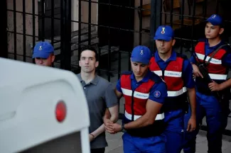 L'un des deux soldats libérés quitte le tribunal turc. (14 août 2018) Image: AFP


