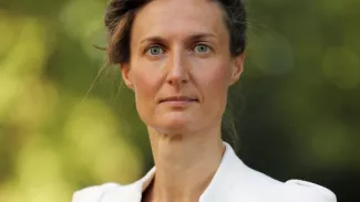 Anne-Laure Kiechel, la banquière française qui souffle à l'oreille d'Alexis Tsipras Anne-Laure Kiechel, la banquière française qui souffle à l'oreille d'Alexis Tsipras.