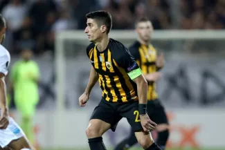 Bakakais a été impliqué sur le deuxième but de l'AEK. (Presse Sports)


