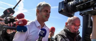 La minute antique #23 : Laurent Wauquiez, l'Olympe et l'Aventin Laurent Wauquiez, du haut des 1 753 mètres du mont Mezenc, pourra contempler le territoire tant convoité et rêver de détrôner Jupiter en son Olympe élyséen. © PHILIPPE DESMAZES / AFP