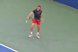 US Open : Stefanos Tsitsipas sorti dès le deuxième tour par Daniil Medvedev Fin de parcours à Flushing Meadows pour Tsitsipas. (A.Reau/L'Equipe)