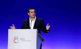 Le premier ministre grec Alexis Tsipras a promis samedi de baisser les impôts et d'augmenter le salaire minimum.



