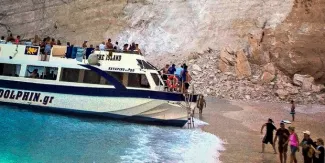 Des touristes en panique prennent la fuite suite à une chute de pierres sur la célèbre plage de Navagio, en Grèce (VIDEO) Des touristes en panique prennent la fuite suite à une chute de pierres sur la célèbre plage de Navagio, en Grèce (VIDEO).