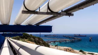 Des pipelines transportent du pétrole depuis le terminal pétrolier du port de Vassilikos à Mari, dans le sud de Chypre, jusqu'au village de Zygi, photographié le 28 juin 2018


