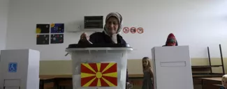 Un bureau de vote à Aratchinovo, en Macédoine, dimanche. /AP /Boris Grdanoski © AP / Boris Grdanoski


