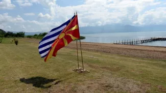 Macédoine: comment bien nommer un État? L'accord sur le nom de la Macédoine a été signé le 17 juin 2018, sur les bords du lac Prespa, à la frontière entre la Grèce et la Macédoine