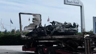 La carcasse carbonisée d'un camion dans lequel ont péri 11 migrants présumés le 13 octobre 2018 dans le nord de la Grèce.


