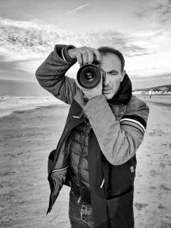 Nikos Aliagas : «Ce livre est dédié à mon père» Nikos Aliagas : «Ce livre est dédié à mon père».