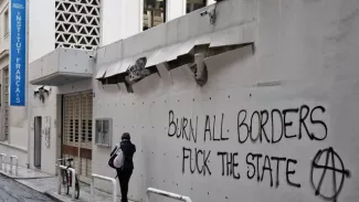 Aide aux migrants: un procès en France mobilise des anarchistes à Athènes Des graffitis anarchistes sur le mur d'enceinte de l'Institut français d'Athènes, le 5 novembre 2018