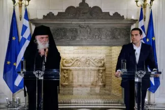 Tsipras et l’Eglise : un accord « historique » est signé entre l’Eglise grecque et l’Etat Le chef de l'Eglise grecque, l'archevêque Ieronymos, et le premier ministre Alexis Tsipras à Athènes, le 6 novembre.