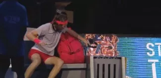 Tennis : Stefanos Tsitsipas fracasse son casque audio en plein match Tennis : Stefanos Tsitsipas fracasse son casque audio en plein match.