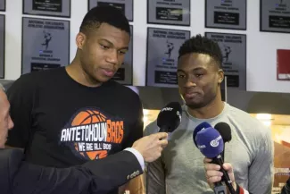 Giannis Antetokounmpo, à gauche, avec son frère Thanasis. ( Michelle Farsi /Getty Images)


