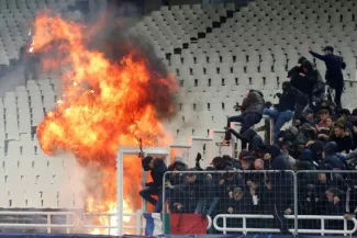 Un cocktail Molotov a été jeté vers le parcage de l'Ajax. Reuters


