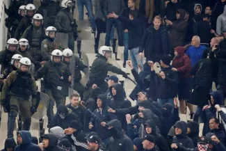 Foot - C1 : Enquête ouverte après les violents incidents entre supporters de l'AEK Athènes et de l'Ajax Amsterdam La police grecque aux prises avec des supporters de l'Ajax avant le coup d'envoi. (Reuters)