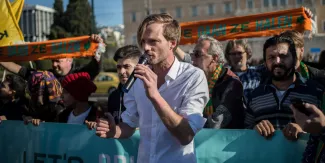 A Athènes, une caravane venue des Pays-Bas pour demander l’accueil de réfugiés bloqués en Grèce A Athènes, une caravane venue des Pays-Bas pour demander l’accueil de réfugiés bloqués en Grèce.