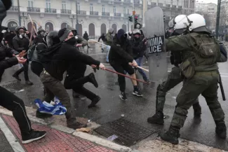 Des heurts ont eu lieu à Athènes entre des policiers et une trentaine de manifestants encagoulés protestant contre le nom de Macédoine.


