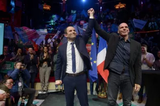 Européennes : Hamon appelle la gauche à se rassembler derrière Varoufakis Européennes : Hamon appelle la gauche à se rassembler derrière Varoufakis.