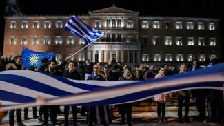 Nom de la Macédoine : sur la place Syntagma, des Grecs déterminés à se battre jusqu'au bout Nom de la Macédoine : sur la place Syntagma, des Grecs déterminés à se battre jusqu'au bout.