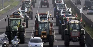 Grèce : 600 tracteurs bloquent les routes contre le prix de l'essence Grèce : 600 tracteurs bloquent les routes contre le prix de l'essence .