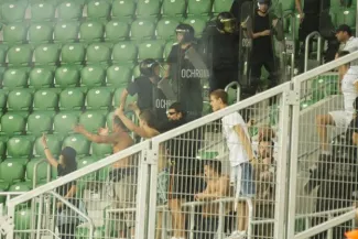 Foot : Panathinaïkos-Olympiakos arrêté à la suite de débordements Foot : Panathinaïkos-Olympiakos arrêté à la suite de débordements.