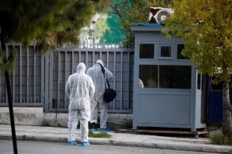 Une grenade lancée sur le consulat russe d'Athènes Une grenade lancée sur le consulat russe d'Athènes .