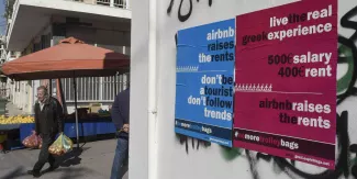 Athènes se « airbnbise », les habitants se révoltent Athènes se « airbnbise », les habitants se révoltent.