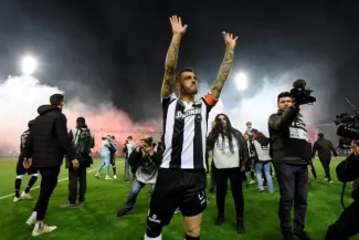 Foot : Le PAOK Salonique fait entrer son capitaine Vieirinha pour fêter le titre, malgré sa grave blessure à un genou.