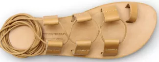 Avec les sandales Shopping Therapy, vous mettez la Grèce à vos pieds Avec les sandales Shopping Therapy, vous mettez la Grèce à vos pieds.