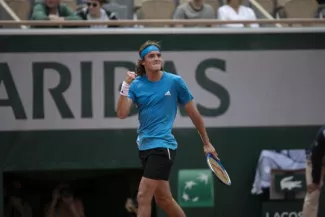 Roland-Garros : Stefanos Tsitsipas lâche un set mais vient à bout d'Hugo Dellien Roland-Garros : Stefanos Tsitsipas lâche un set mais vient à bout d'Hugo Dellien.