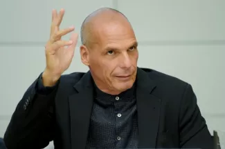 L'ex-ministre des Finances grec pète un câble à Roissy L'ex-ministre des Finances grec pète un câble à Roissy.