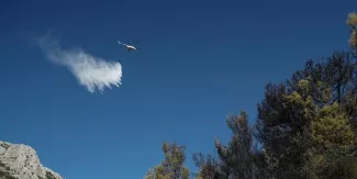 Un violent incendie ravage l'île d'Eubée en Grèce, des centaines de personnes évacuées.