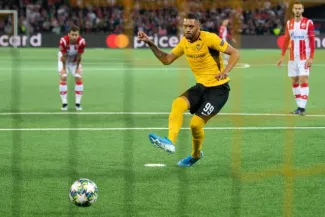 Foot - Ligue des champions : l'Olympiakos de Mathieu Valbuena écrase Krasnodar, Guillaume Hoarau sauve les Young Boys Foot - Ligue des champions : l'Olympiakos de Mathieu Valbuena écrase Krasnodar, Guillaume Hoarau sauve les Young Boys.