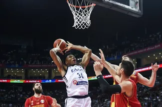 Basket : Giannis Antetokounmpo, symbole trompeur d'une Grèce accueillante Basket : Giannis Antetokounmpo, symbole trompeur d'une Grèce accueillante.
