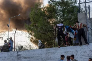 Incendie meurtrier dans un camp de migrants à Lesbos Incendie meurtrier dans un camp de migrants à Lesbos .