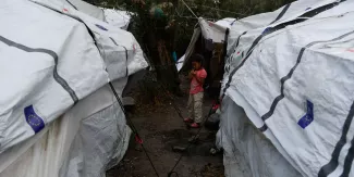 En Grèce, le camp de réfugiés de Moria endeuillé par un incendie meurtrier.