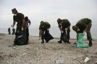 Soldats nettoyant une plage sur l'île de Lesvos