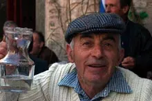 Après avoir relu le châtiment de l'Agas, il faut goûter au souma, l'eau de vie locale.