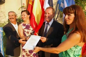 Christian Petchot-Bacqué, le maire de Lagos Pyrenéen, (2e à dr.) avec la maire du Lagos grec (à dr.) et les maires des homonymes espagnol et portugais.