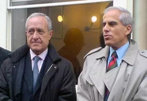 Le maire du Ve arrondissement de Paris, Jean Tiberi (à g.), et l'ambassadeur de la Grèce en France Dimitris Paraskevopoulos, lors de la pose de la plaque commémorative devant l'ancien domicile de Nikos Kazantzaki.